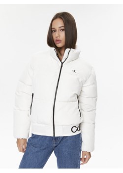Calvin Klein Jeans Kurtka zimowa J20J222334 Biały Relaxed Fit ze sklepu MODIVO w kategorii Kurtki damskie - zdjęcie 181097381