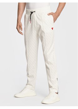 Guess Spodnie dresowe Korbin Z2BB05 FL04Q Écru Regular Fit ze sklepu MODIVO w kategorii Spodnie męskie - zdjęcie 181097390