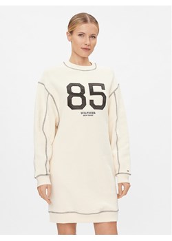 Tommy Hilfiger Sukienka dzianinowa Varsity 85 WW0WW40614 Beżowy Relaxed Fit ze sklepu MODIVO w kategorii Sukienki - zdjęcie 181097424