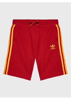 adidas Szorty sportowe adicolor HL9414 Czerwony Regular Fit ze sklepu MODIVO w kategorii Spodenki chłopięce - zdjęcie 181097630