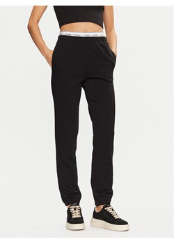 Guess Spodnie dresowe O5RB01 KCO31 Czarny Regular Fit ze sklepu MODIVO w kategorii Spodnie damskie - zdjęcie 181097772