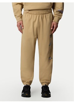 The North Face Spodnie dresowe Unisex Mountain Cleanup NF0A8C2W Beżowy Relaxed Fit ze sklepu MODIVO w kategorii Spodnie męskie - zdjęcie 181097811