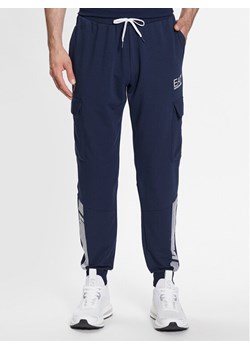 EA7 Emporio Armani Spodnie dresowe 3RPP55 PJLIZ 1554 Granatowy Regular Fit ze sklepu MODIVO w kategorii Spodnie męskie - zdjęcie 181098644