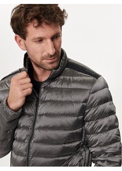Guess Kurtka puchowa M1RL47 WDQ50 Szary Regular Fit ze sklepu MODIVO w kategorii Kurtki męskie - zdjęcie 181098771
