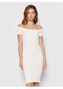 Guess Sukienka dzianinowa W2YK54 Z30L1 Écru Slim Fit ze sklepu MODIVO w kategorii Sukienki - zdjęcie 181098781