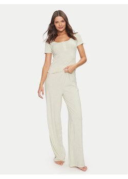 Guess Piżama O4YX02 KBBU1 Écru Regular Fit ze sklepu MODIVO w kategorii Piżamy damskie - zdjęcie 181099070