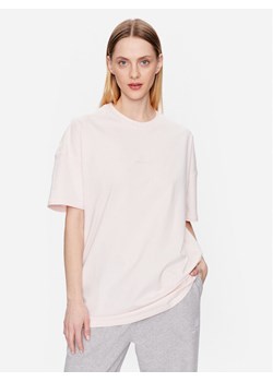 New Balance T-Shirt Athletics Nature WT23556 Różowy Relaxed Fit ze sklepu MODIVO w kategorii Bluzki damskie - zdjęcie 181099391