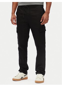 Pepe Jeans Spodnie materiałowe PM211725 Czarny Slim Fit ze sklepu MODIVO w kategorii Spodnie męskie - zdjęcie 181099531