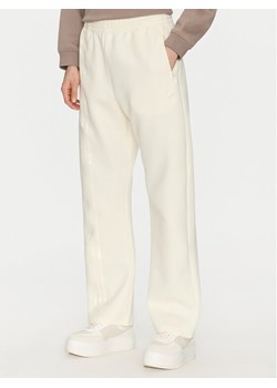 adidas Spodnie dresowe 3-Stripes Sweat JJ0943 Beżowy Loose Fit ze sklepu MODIVO w kategorii Spodnie damskie - zdjęcie 181100130