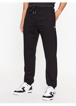 Fila Spodnie dresowe FAM0342 Czarny Regular Fit ze sklepu MODIVO w kategorii Spodnie męskie - zdjęcie 181100640