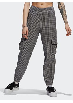 adidas Spodnie materiałowe Gingham HB9456 Czarny Loose Fit ze sklepu MODIVO w kategorii Spodnie damskie - zdjęcie 181100701
