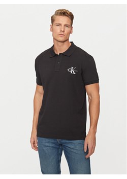 Calvin Klein Jeans Polo Monologo J30J325664 Czarny Regular Fit ze sklepu MODIVO w kategorii T-shirty męskie - zdjęcie 181100703