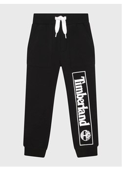 Timberland Spodnie dresowe T24B99 D Czarny Regular Fit ze sklepu MODIVO w kategorii Spodnie chłopięce - zdjęcie 181100894