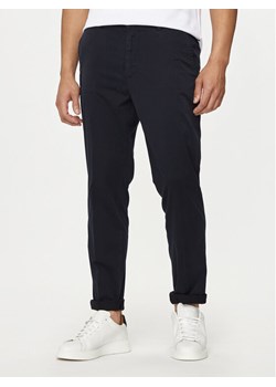 Boss Chinosy Kaiton 50505392 Granatowy Slim Fit ze sklepu MODIVO w kategorii Spodnie męskie - zdjęcie 181101664