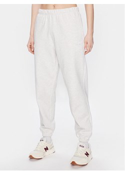 New Balance Spodnie dresowe Athletics Remastered French Terry WP31503 Beżowy Relaxed Fit ze sklepu MODIVO w kategorii Spodnie damskie - zdjęcie 181102552
