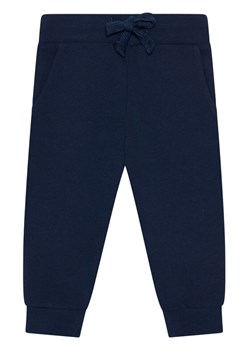 Guess Spodnie dresowe N93Q17 KAUG0 Granatowy Regular Fit ze sklepu MODIVO w kategorii Spodnie i półśpiochy - zdjęcie 181102841