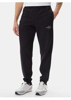 Calvin Klein Jeans Spodnie dresowe LV040BM802 Czarny Regular Fit ze sklepu MODIVO w kategorii Spodnie męskie - zdjęcie 181102934