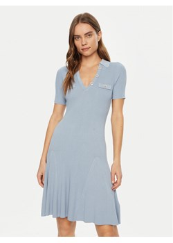 Guess Sukienka dzianinowa W5RK18 Z2U00 Niebieski Regular Fit ze sklepu MODIVO w kategorii Sukienki - zdjęcie 181102944