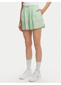 Lacoste Szorty materiałowe FF0226 Zielony Relaxed Fit ze sklepu MODIVO w kategorii Szorty - zdjęcie 181103093