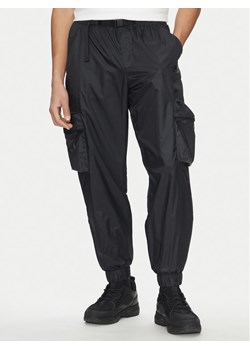 Nike Spodnie dresowe FB7911 010 Czarny Regular Fit ze sklepu MODIVO w kategorii Spodnie męskie - zdjęcie 181103481