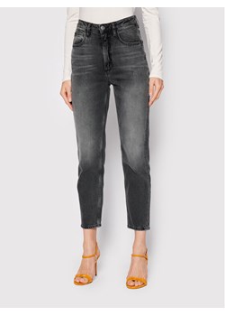 Guess Jeansy W2YA21 D4QD2 Szary Mom Fit ze sklepu MODIVO w kategorii Jeansy damskie - zdjęcie 181104113