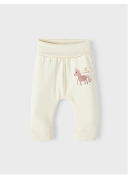 NAME IT Spodnie dresowe 13212666 Écru Regular Fit ze sklepu MODIVO w kategorii Spodnie i półśpiochy - zdjęcie 181104130
