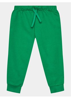 United Colors Of Benetton Spodnie dresowe 3BC1GF01P Zielony Regular Fit ze sklepu MODIVO w kategorii Spodnie chłopięce - zdjęcie 181104324