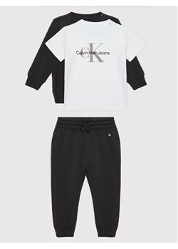 Calvin Klein Jeans Komplet dziecięcy Monogram Starter IN0IN00011 Czarny Regular Fit ze sklepu MODIVO w kategorii Komplety niemowlęce - zdjęcie 181104590