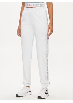 EA7 Emporio Armani Spodnie dresowe 3DTP64 TJKWZ 1100 Biały Regular Fit ze sklepu MODIVO w kategorii Spodnie damskie - zdjęcie 181105270