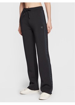 Guess Spodnie dresowe V3RB21 K7UW2 Granatowy Regular Fit ze sklepu MODIVO w kategorii Spodnie damskie - zdjęcie 181105811