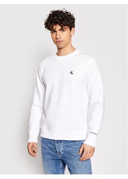 Calvin Klein Jeans Bluza Embroidered Logo J30J314536 Biały Regular Fit ze sklepu MODIVO w kategorii Bluzy męskie - zdjęcie 181107480