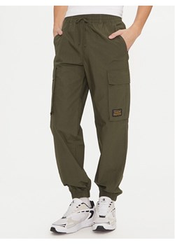 Champion Spodnie dresowe 220415 Zielony Loose Fit ze sklepu MODIVO w kategorii Spodnie męskie - zdjęcie 181107602