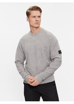 Calvin Klein Sweter K10K110401 Szary Regular Fit ze sklepu MODIVO w kategorii Swetry męskie - zdjęcie 181109120
