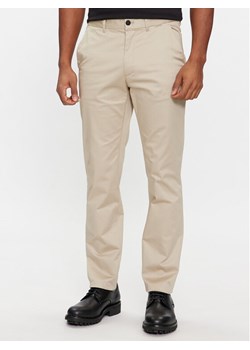 Calvin Klein Chinosy K10K110963 Beżowy Slim Fit ze sklepu MODIVO w kategorii Spodnie męskie - zdjęcie 181109462
