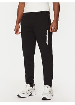 Calvin Klein Spodnie dresowe K10K114342 Czarny Regular Fit ze sklepu MODIVO w kategorii Spodnie męskie - zdjęcie 181110044