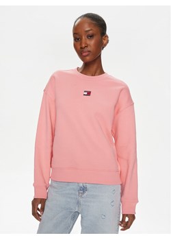 Tommy Jeans Bluza Badge DW0DW17325 Różowy Regular Fit - id: 0000303431709 - marki Tommy Jeans - 181110191 Tommy Jeans Bluza Badge DW0DW17325 Różowy Regular Fit ze sklepu MODIVO w kategorii Bluzy damskie - zdjęcie 181110191