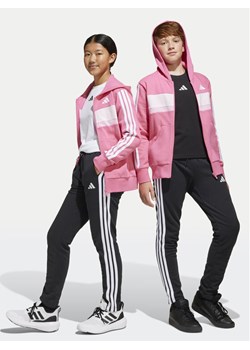 adidas Dres Seasonal Essentials Tiberio 3-Stripes JC7521 Różowy Regular Fit ze sklepu MODIVO w kategorii Dresy dziewczęce - zdjęcie 181110322
