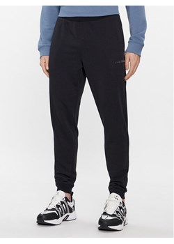 Calvin Klein Performance Spodnie dresowe 00GMS4P634 Czarny Regular Fit ze sklepu MODIVO w kategorii Spodnie męskie - zdjęcie 181111480