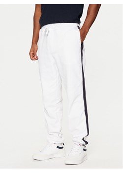 Tommy Hilfiger Spodnie dresowe MW0MW37477 Biały Regular Fit ze sklepu MODIVO w kategorii Spodnie męskie - zdjęcie 181112044