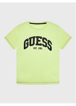 Guess T-Shirt N3RI07 K8HM3 Zielony Regular Fit ze sklepu MODIVO w kategorii T-shirty chłopięce - zdjęcie 181112281
