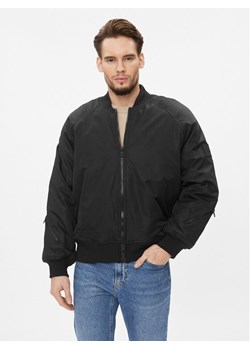 Calvin Klein Jeans Kurtka bomber J30J324070 Czarny Relaxed Fit ze sklepu MODIVO w kategorii Kurtki męskie - zdjęcie 181112714
