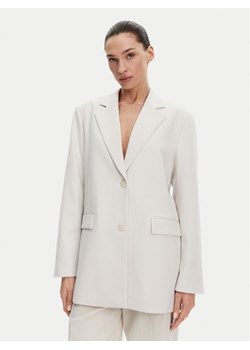 Calvin Klein Jeans Marynarka J20J225206 Écru Slim Fit ze sklepu MODIVO w kategorii Marynarki damskie - zdjęcie 181113783