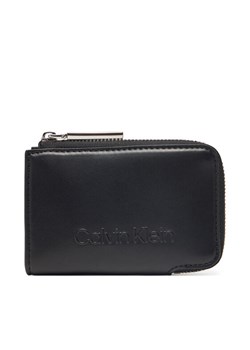 Calvin Klein Portfel damski Embossed Logo Zip Cardholder K60K613157 Czarny ze sklepu MODIVO w kategorii Portfele damskie - zdjęcie 181113883
