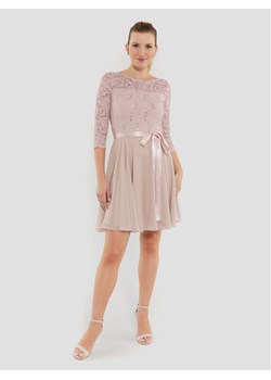 Swing Sukienka koktajlowa 77761210 Różowy Regular Fit ze sklepu MODIVO w kategorii Sukienki - zdjęcie 181113964