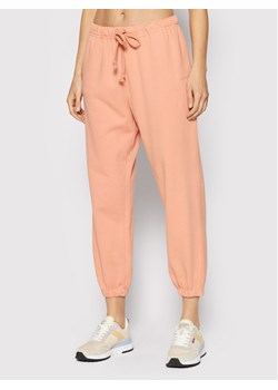 Levi's® Spodnie dresowe A0887-0006 Pomarańczowy Regular Fit ze sklepu MODIVO w kategorii Spodnie damskie - zdjęcie 181114252