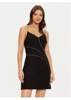 Guess Sukienka koktajlowa W5RK52 KCML0 Czarny Slim Fit ze sklepu MODIVO w kategorii Sukienki - zdjęcie 181114294