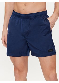 Calvin Klein Swimwear Szorty kąpielowe KM0KM00939 Granatowy Regular Fit ze sklepu MODIVO w kategorii Kąpielówki - zdjęcie 181114512