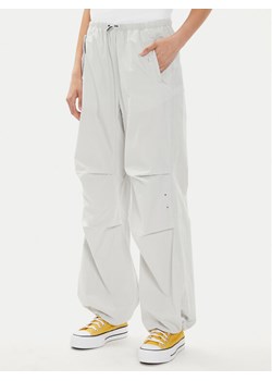 Converse Spodnie materiałowe W Parachute Pant 10026399-A02 Biały Loose Fit ze sklepu MODIVO w kategorii Spodnie damskie - zdjęcie 181115294