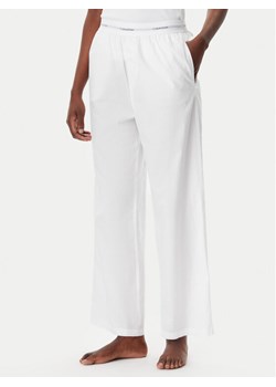 Calvin Klein Underwear Spodnie piżamowe LV00QS7410 Biały Regular Fit ze sklepu MODIVO w kategorii Piżamy damskie - zdjęcie 181115850