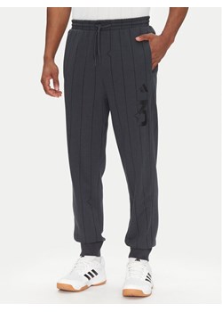 adidas Spodnie dresowe Seasonal Essentials US Sport JD8101 Szary Regular Fit ze sklepu MODIVO w kategorii Spodnie męskie - zdjęcie 181116133